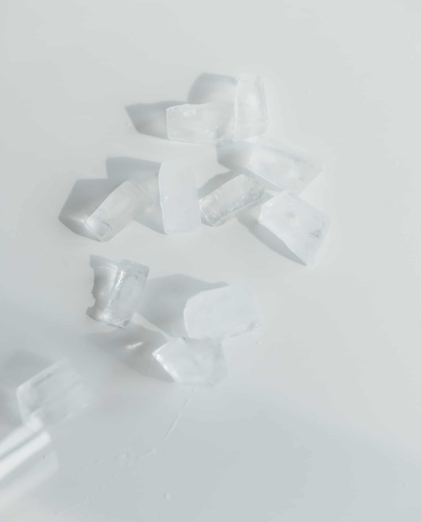Pedras de gelo em cima de uma mesa branca afrontamentos da menopausa